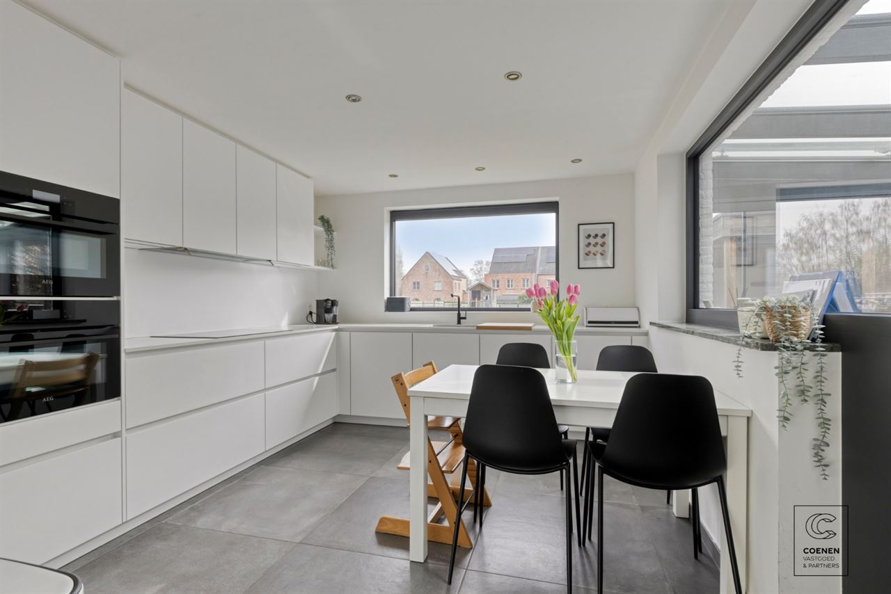 Instapklare woning met 5 slpks, tuin met zwembad te Oelegem!