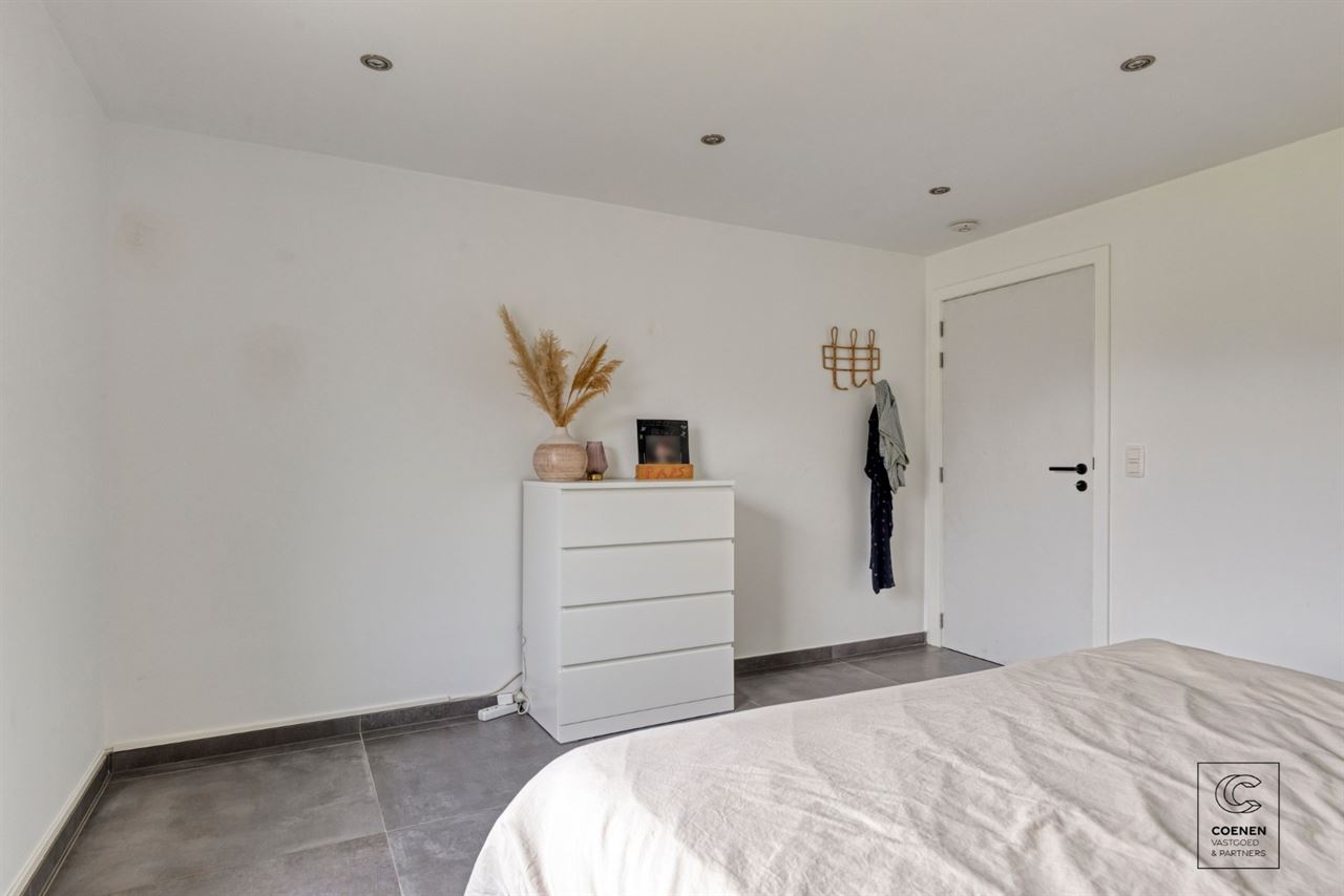Instapklare woning met 5 slpks, tuin met zwembad te Oelegem!