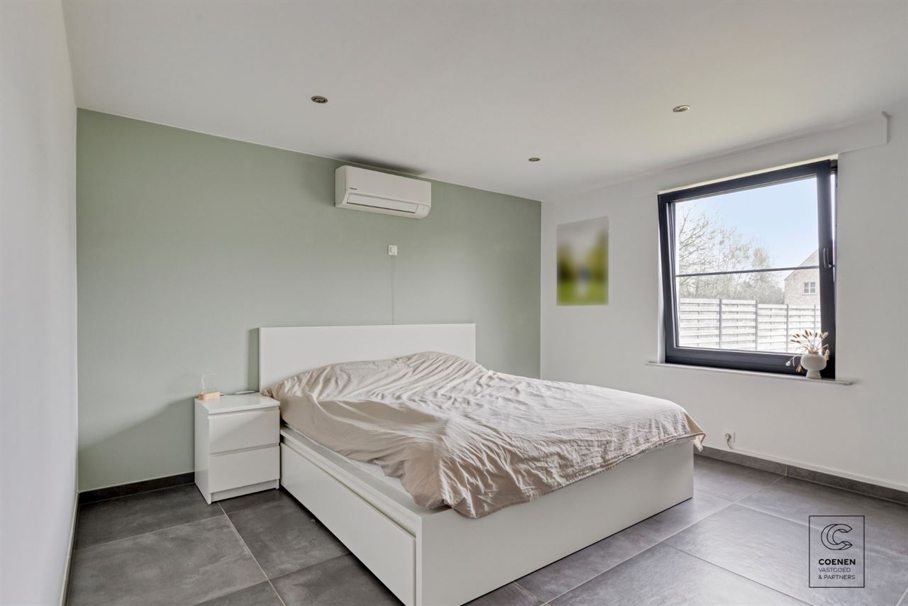 Instapklare woning met 5 slpks, tuin met zwembad te Oelegem!