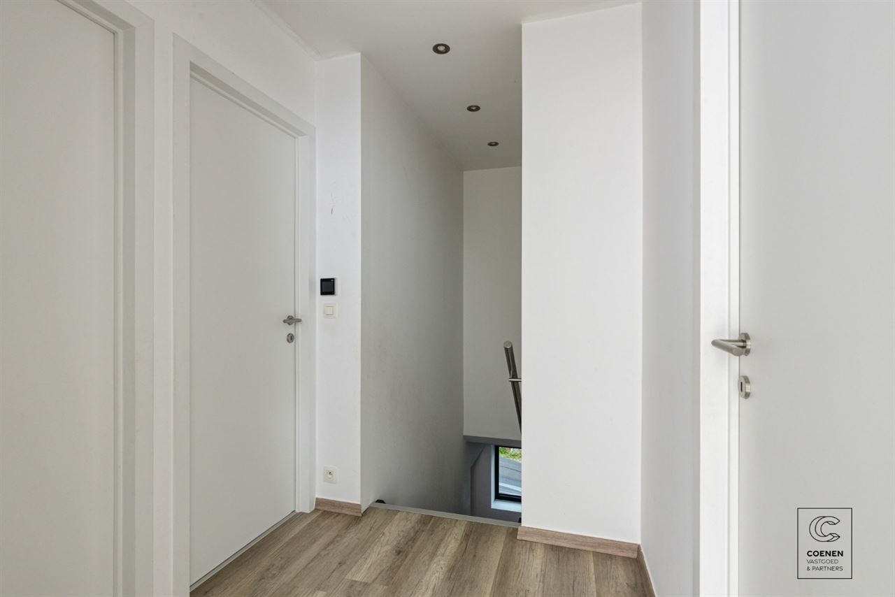 Instapklare woning met 5 slpks, tuin met zwembad te Oelegem!