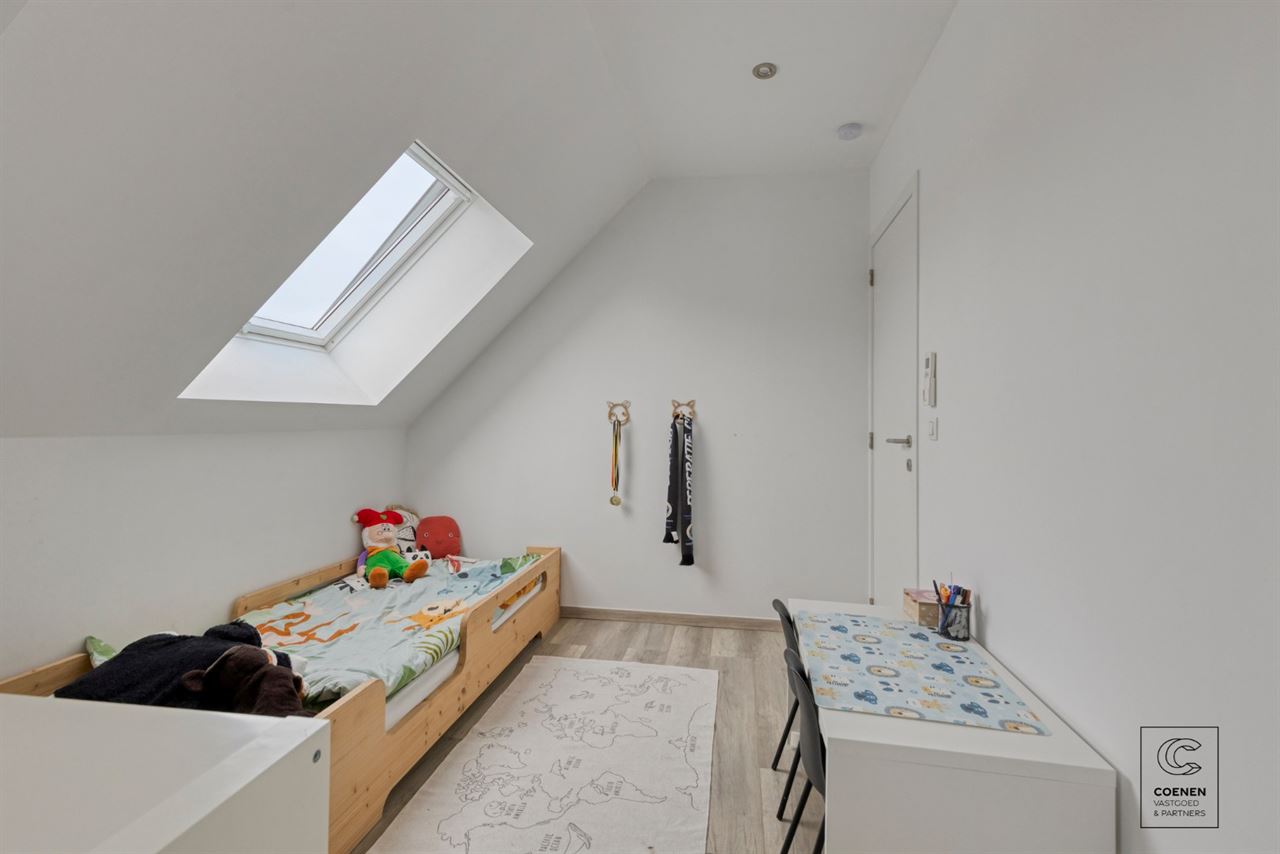 Instapklare woning met 5 slpks, tuin met zwembad te Oelegem!