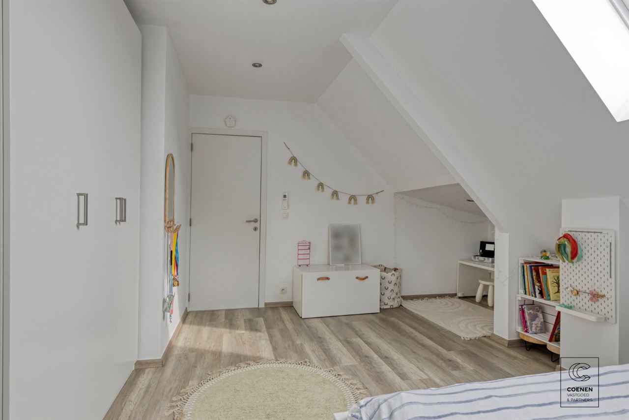 Instapklare woning met 5 slpks, tuin met zwembad te Oelegem!
