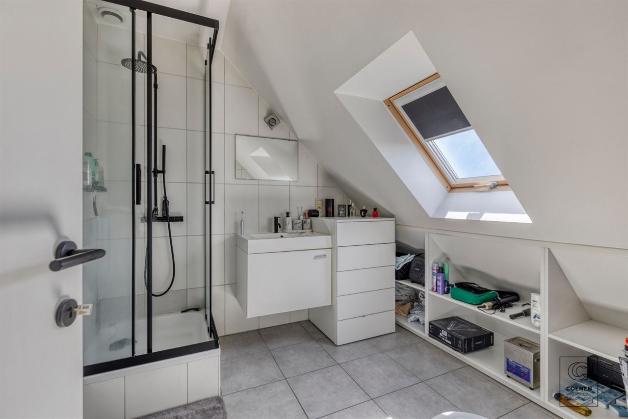 Instapklaar, recent gerenoveerd dakapp. van 55 m² te Geel!