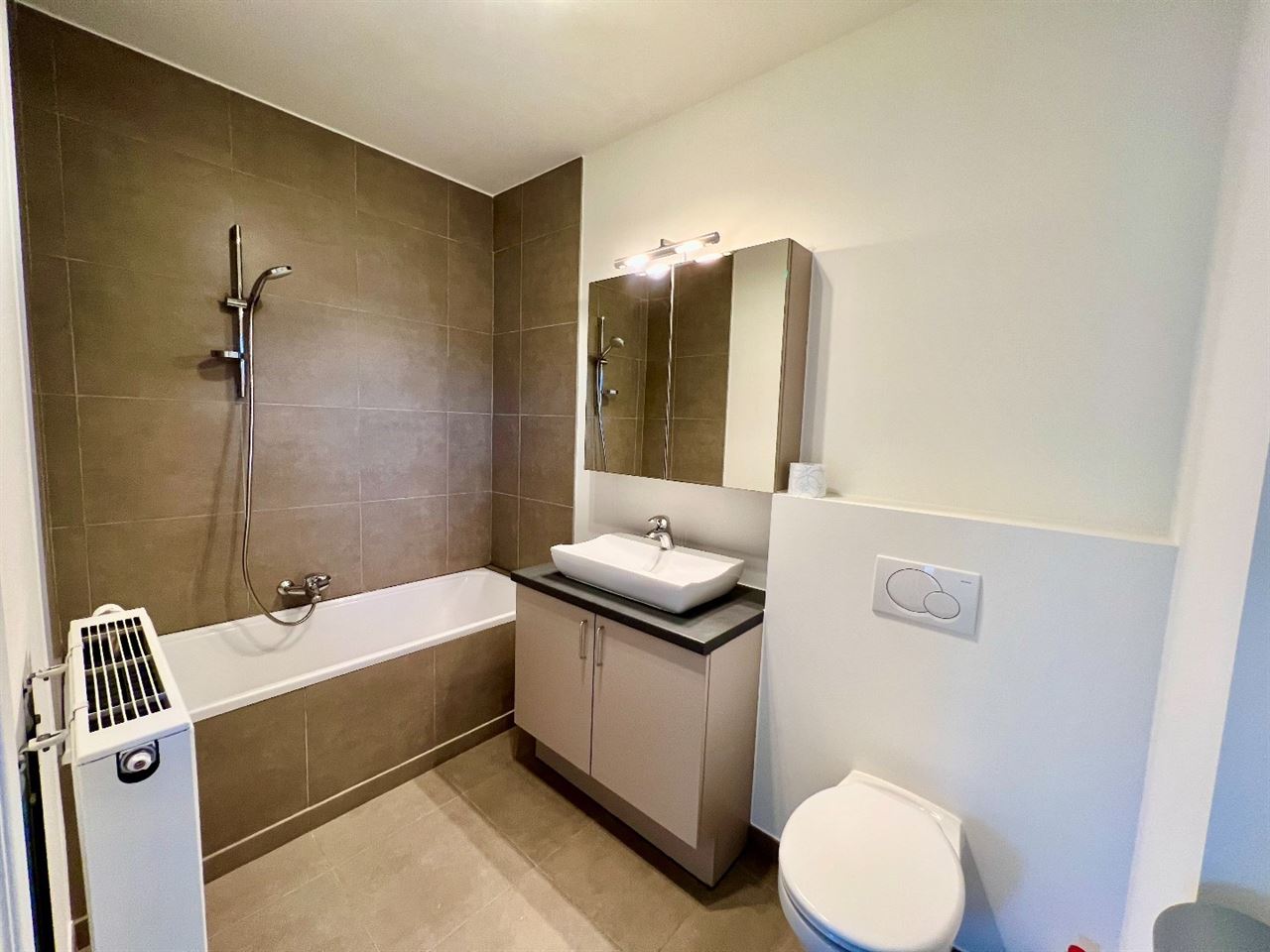 Ruim duplex-appartement met 1 slpk en bew. opp. van 70 m² op centrale ligging te Lier!