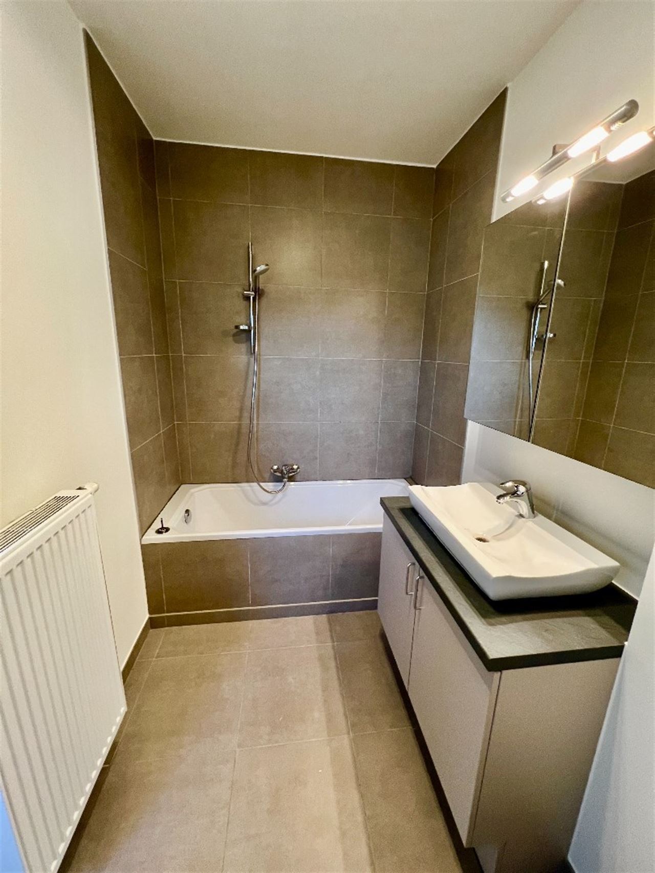 Ruim duplex-appartement met 1 slpk en bew. opp. van 70 m² op centrale ligging te Lier!