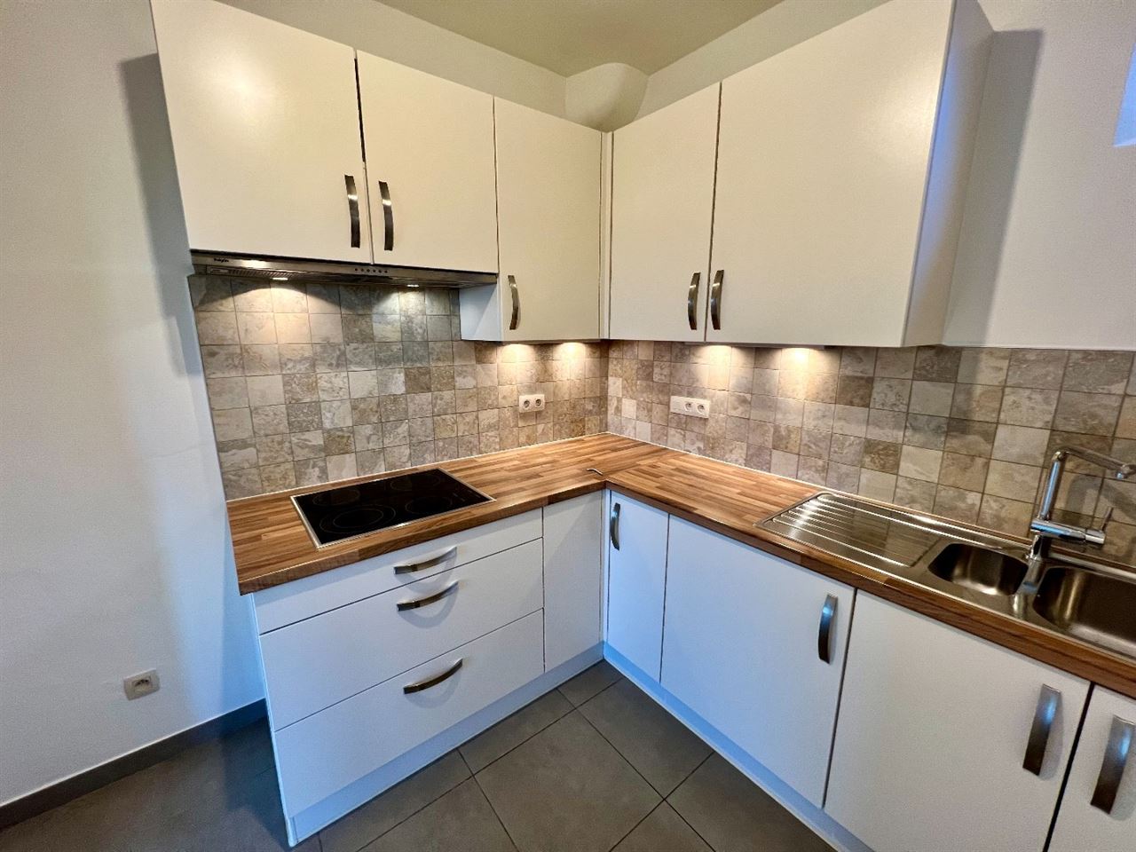 Ruim duplex-appartement met 1 slpk en bew. opp. van 70 m² op centrale ligging te Lier!