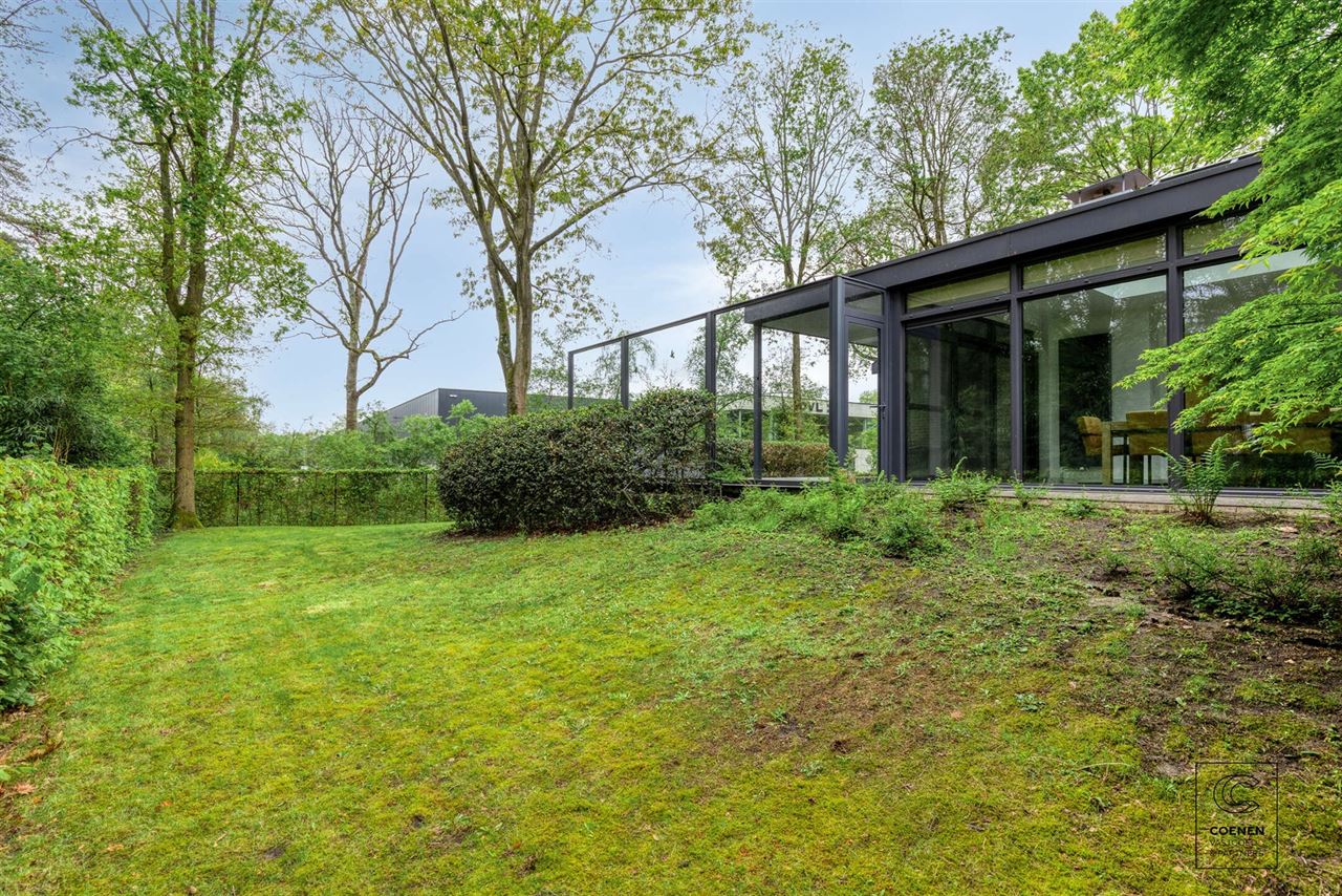 Charmante villa van 424 m² met 4 slpks, royale garage en tuin!