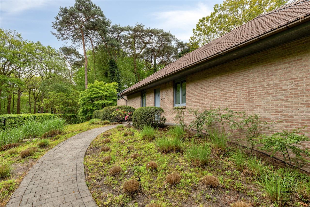 Charmante villa van 424 m² met 4 slpks, royale garage en tuin!