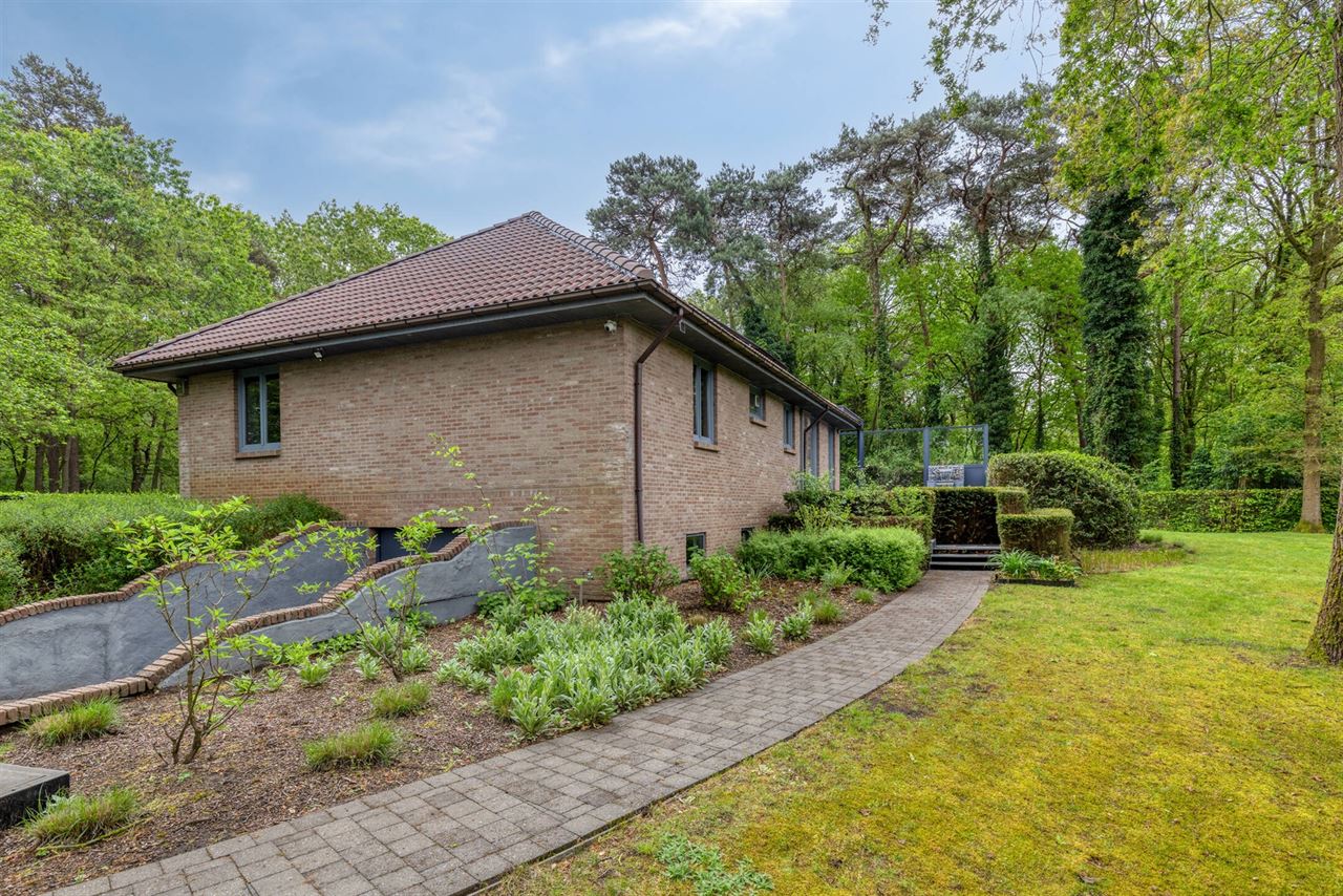 Charmante villa van 424 m² met 4 slpks, royale garage en tuin!