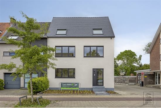 Volledig gerenoveerde woning van 230 m² met 5 slpk's!
