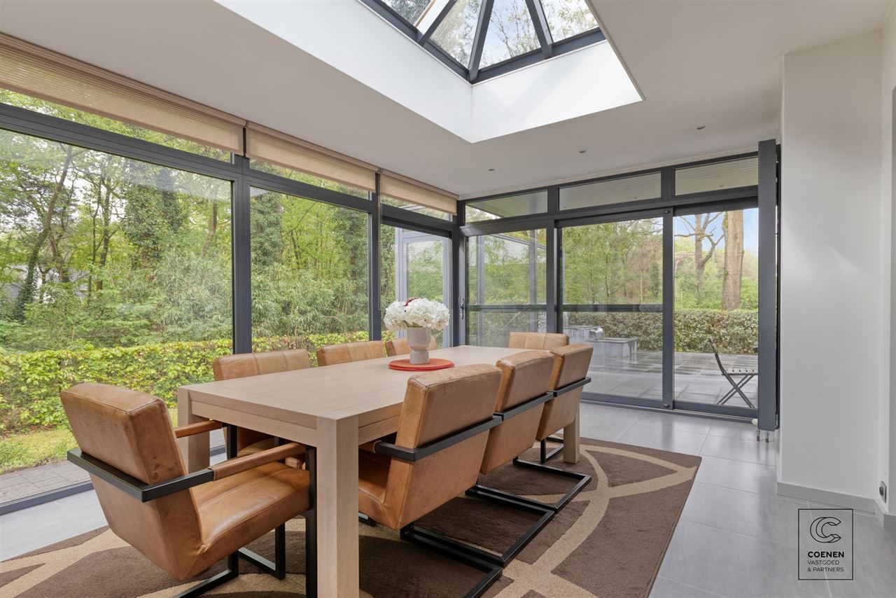 Charmante villa van 424 m² met 4 slpks, royale garage en tuin!