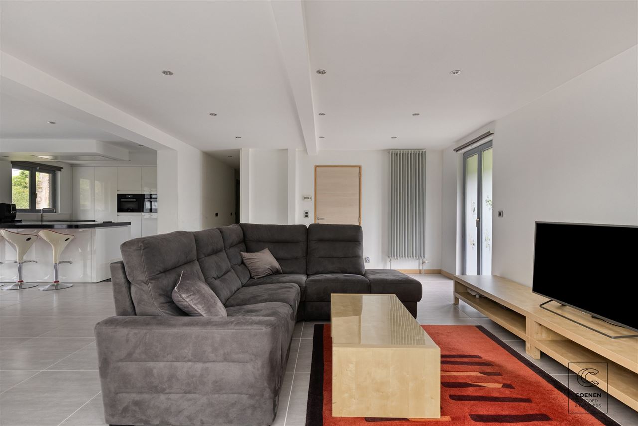 Charmante villa van 424 m² met 4 slpks, royale garage en tuin!