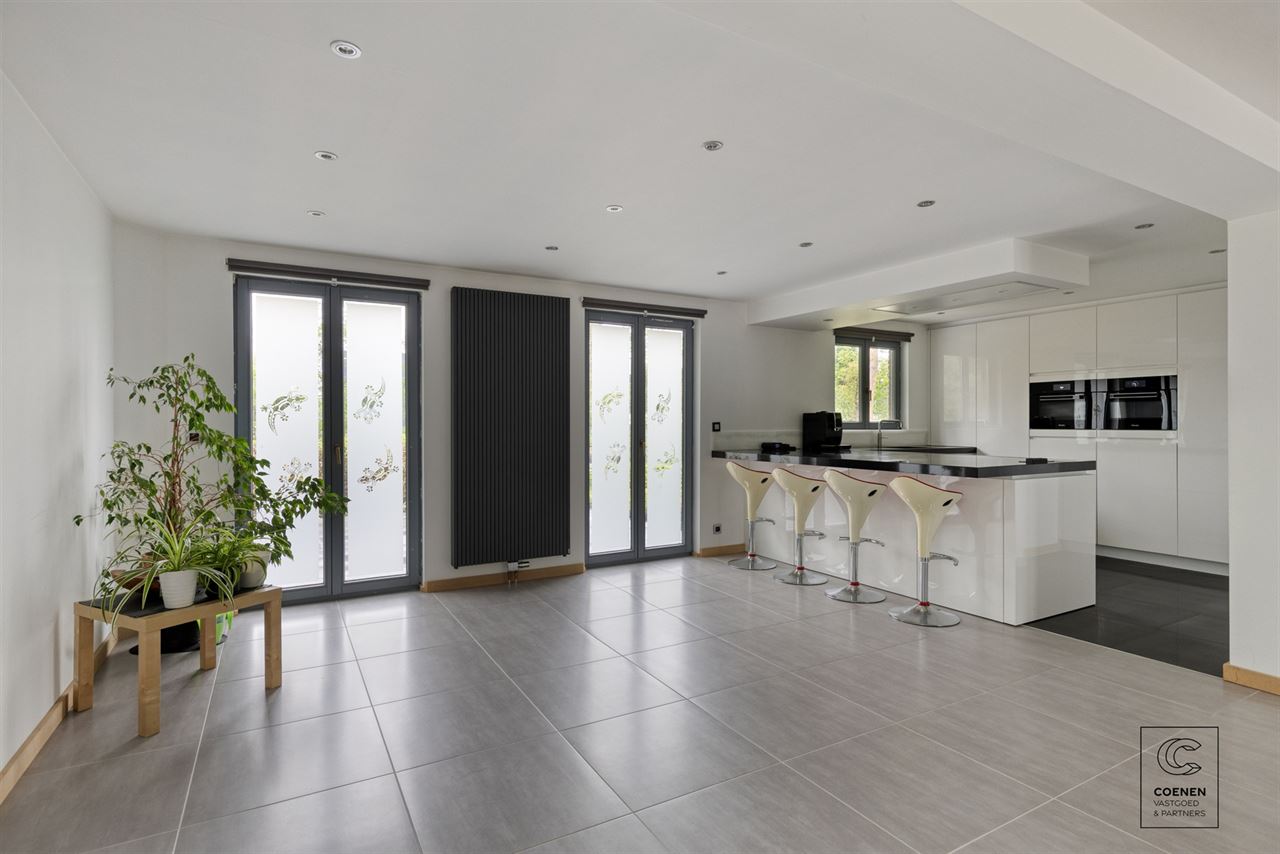 Charmante villa van 424 m² met 4 slpks, royale garage en tuin!