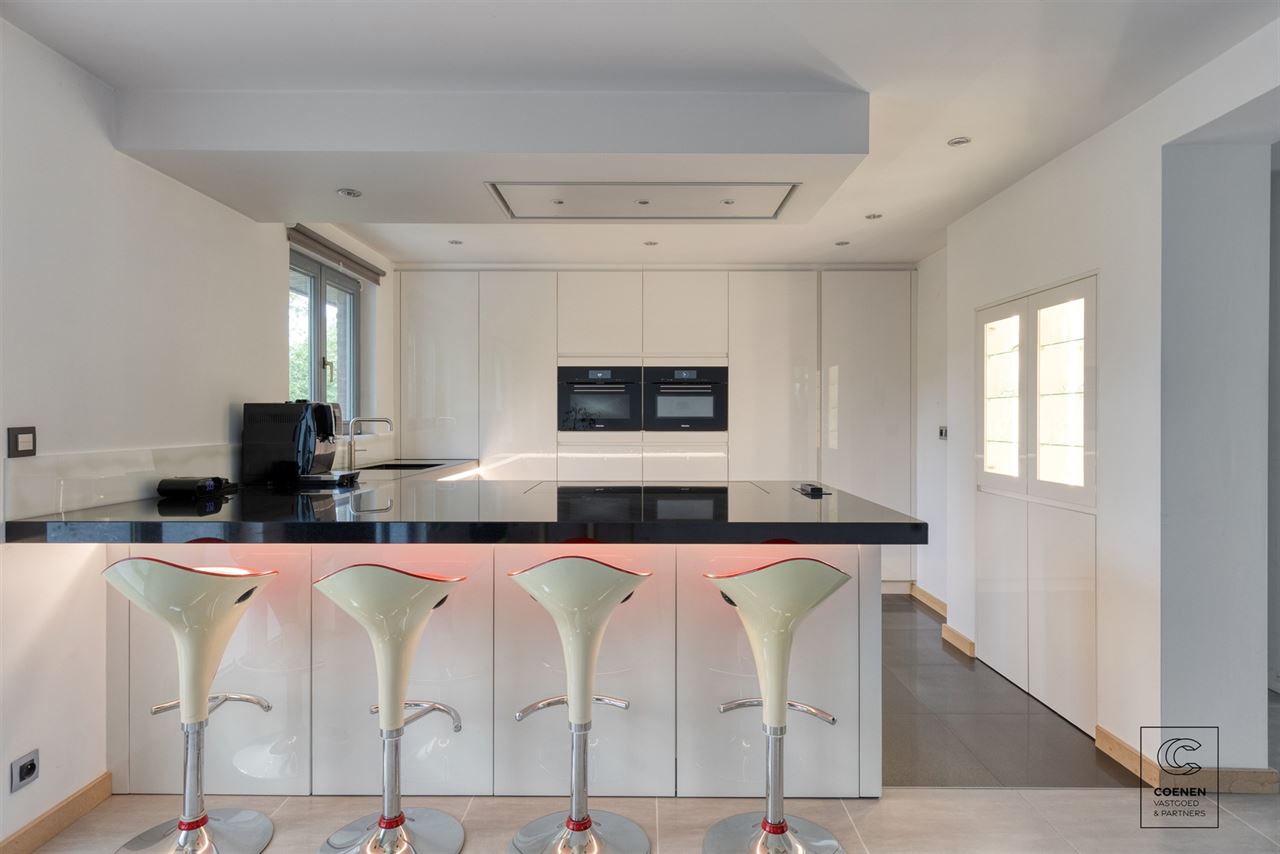 Charmante villa van 424 m² met 4 slpks, royale garage en tuin!
