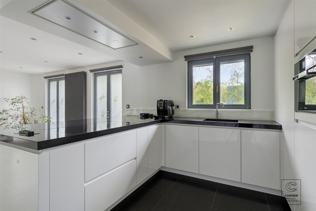Charmante villa van 424 m² met 4 slpks, royale garage en tuin!
