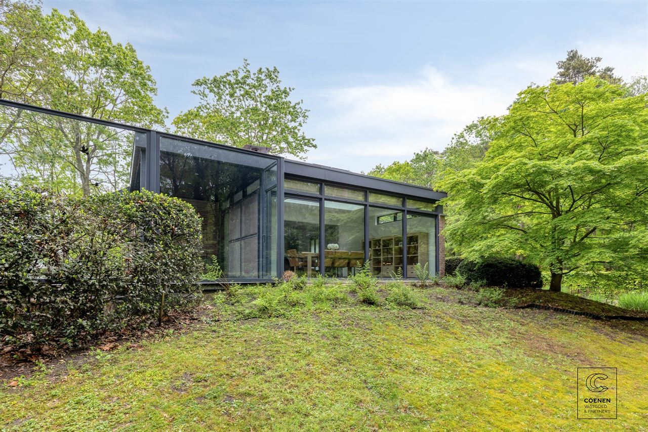 Charmante villa van 424 m² met 4 slpks, royale garage en tuin!