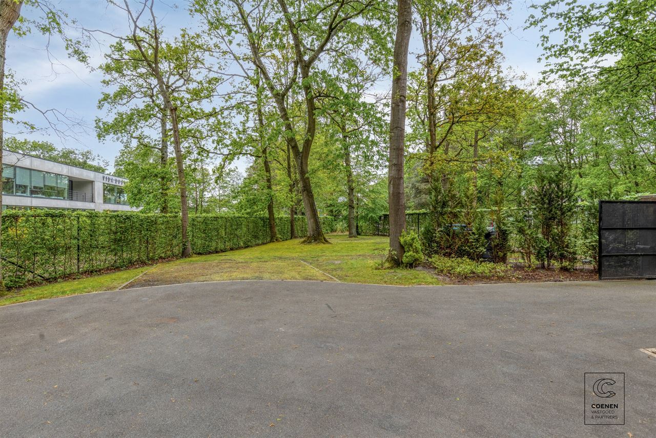 Charmante villa van 424 m² met 4 slpks, royale garage en tuin!