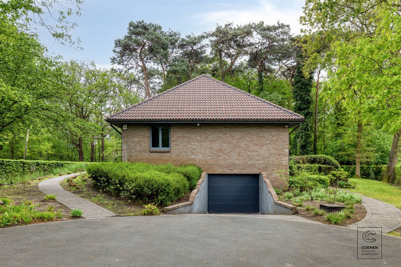 Charmante villa van 424 m² met 4 slpks, royale garage en tuin!