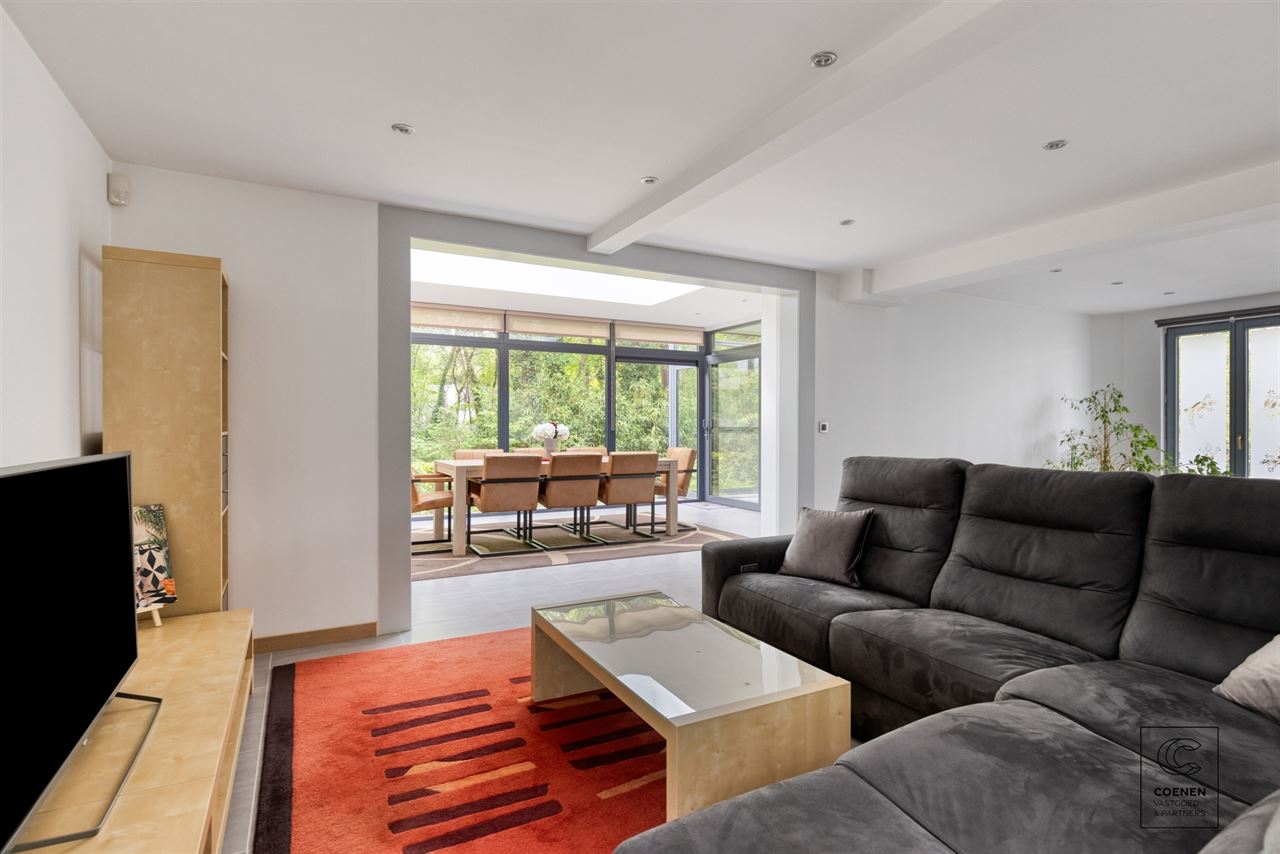 Charmante villa van 424 m² met 4 slpks, royale garage en tuin!