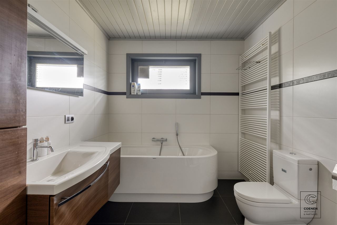 Charmante villa van 424 m² met 4 slpks, royale garage en tuin!