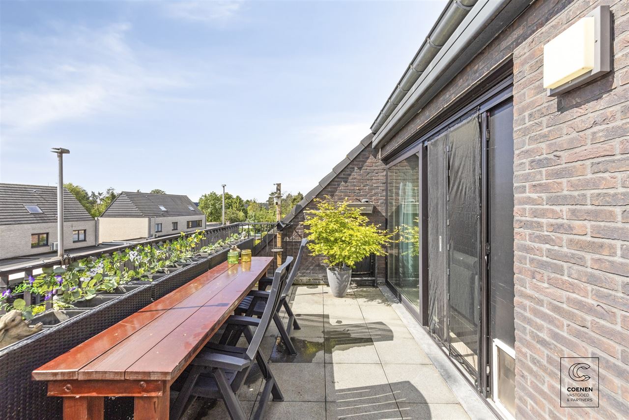 Verzorgd dakappartement met terras (Z), 2 slpk en lift!