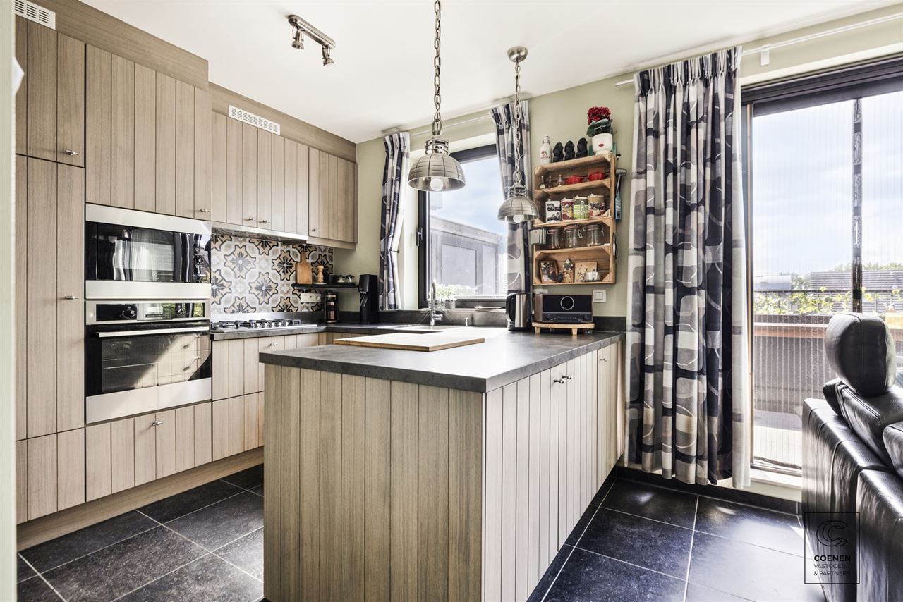 Verzorgd dakappartement met terras (Z), 2 slpk en lift!