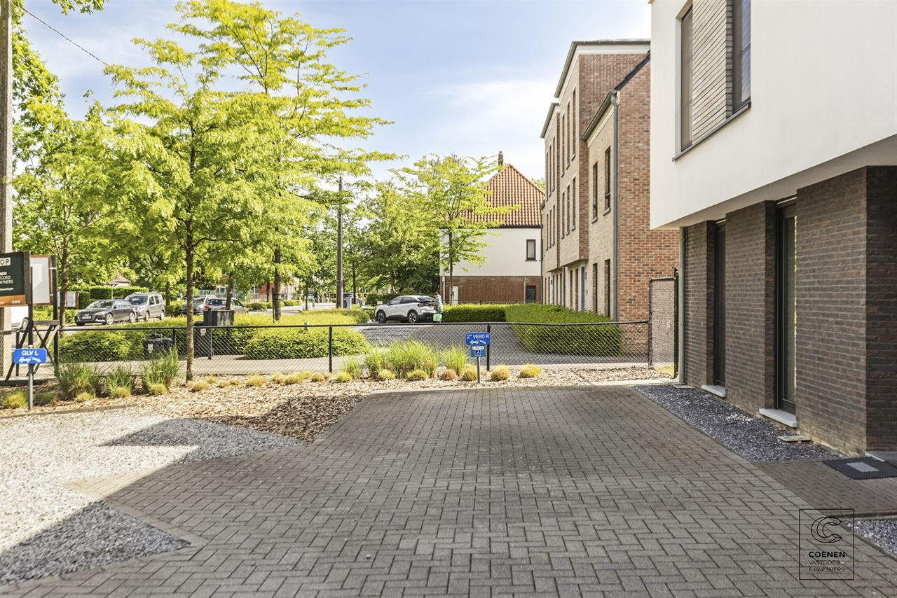 Verzorgd dakappartement met terras (Z), 2 slpk en lift!
