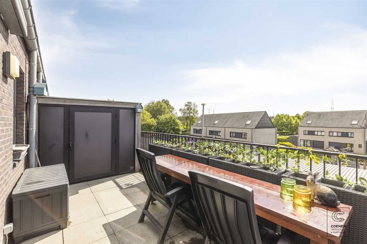 Verzorgd dakappartement met terras (Z), 2 slpk en lift!