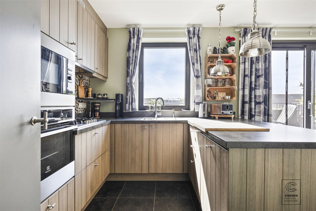 Verzorgd dakappartement met terras (Z), 2 slpk en lift!