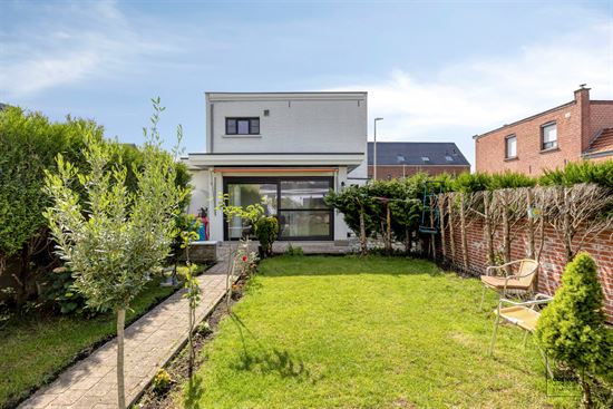 Gerenoveerde woning met 3 slpk's, zonnige tuin en garage!