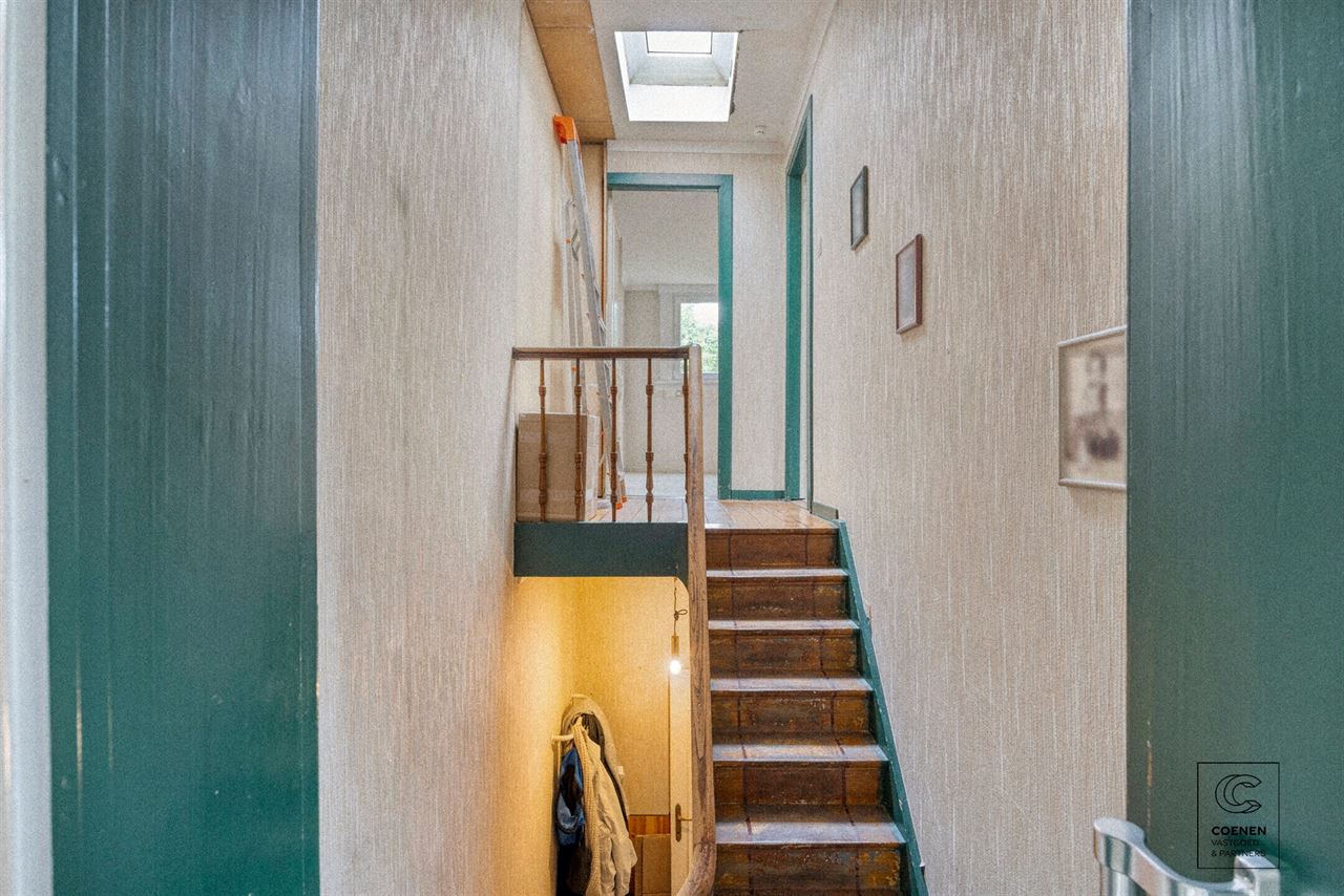 Te renoveren rijwoning van 187 m², twee slpk en ruime tuin!