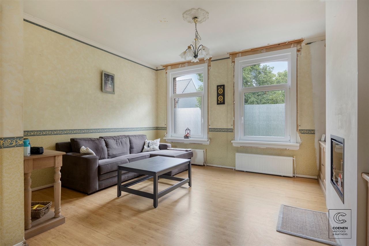 Te renoveren rijwoning van 187 m², twee slpk en ruime tuin!