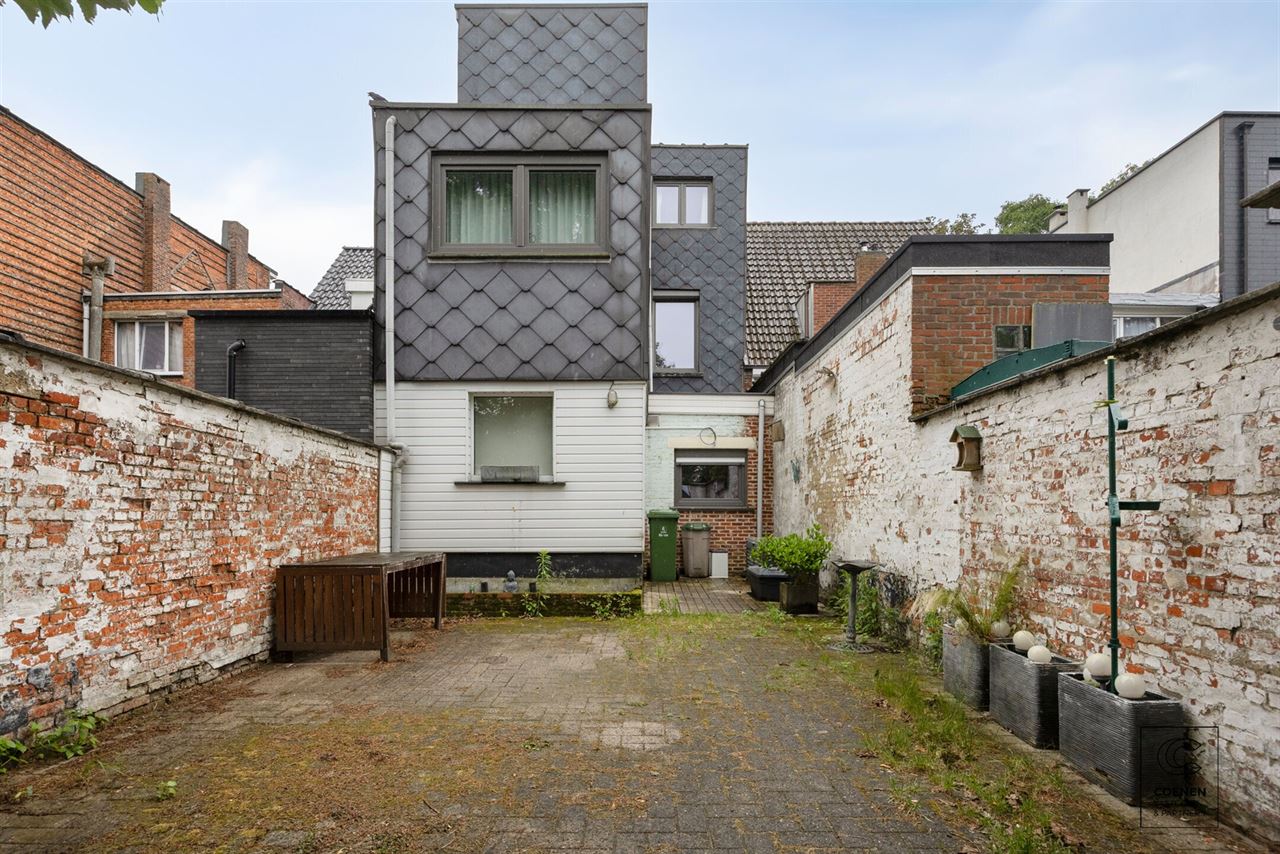 Te renoveren rijwoning van 187 m², twee slpk en ruime tuin!