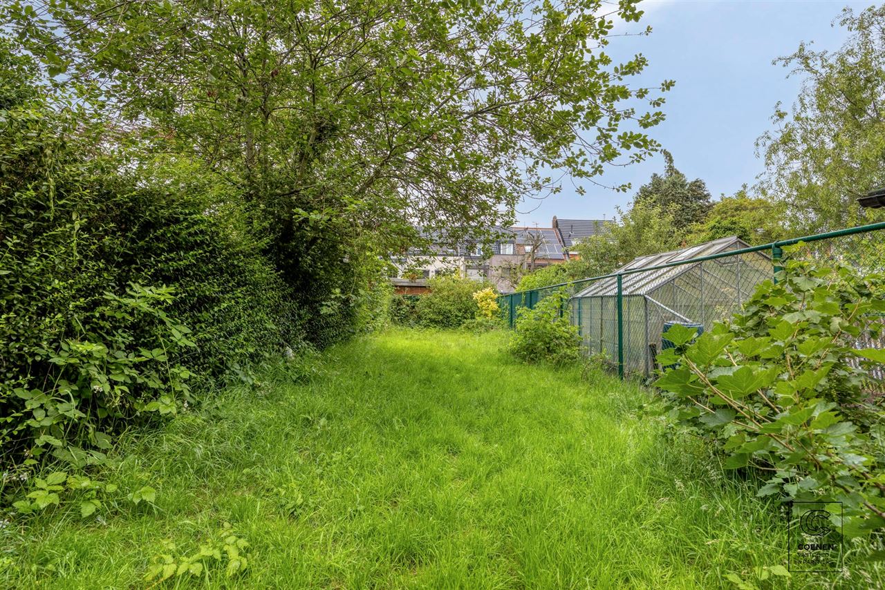 Te renoveren rijwoning van 187 m², twee slpk en ruime tuin!