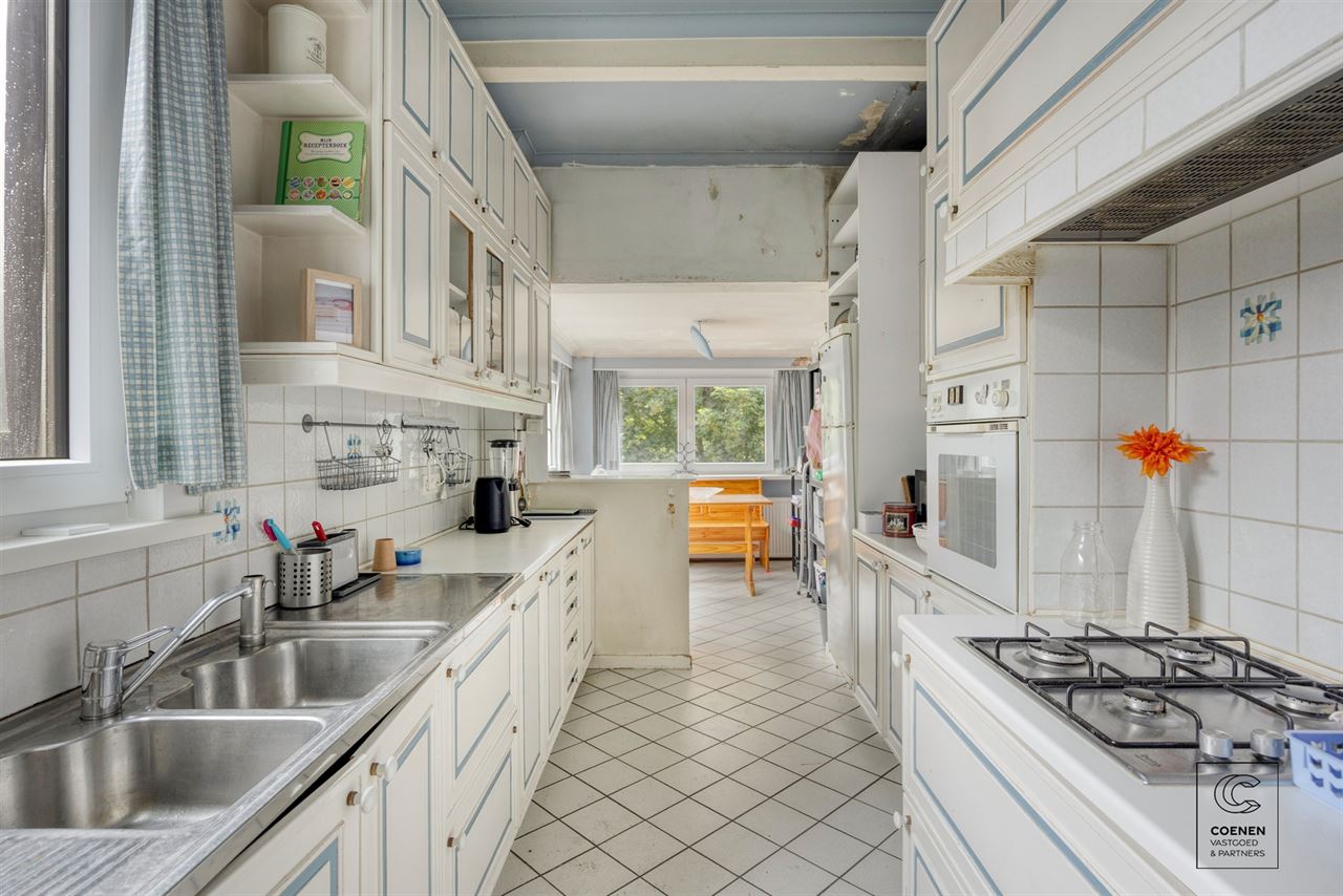 Te renoveren rijwoning van 187 m², twee slpk en ruime tuin!