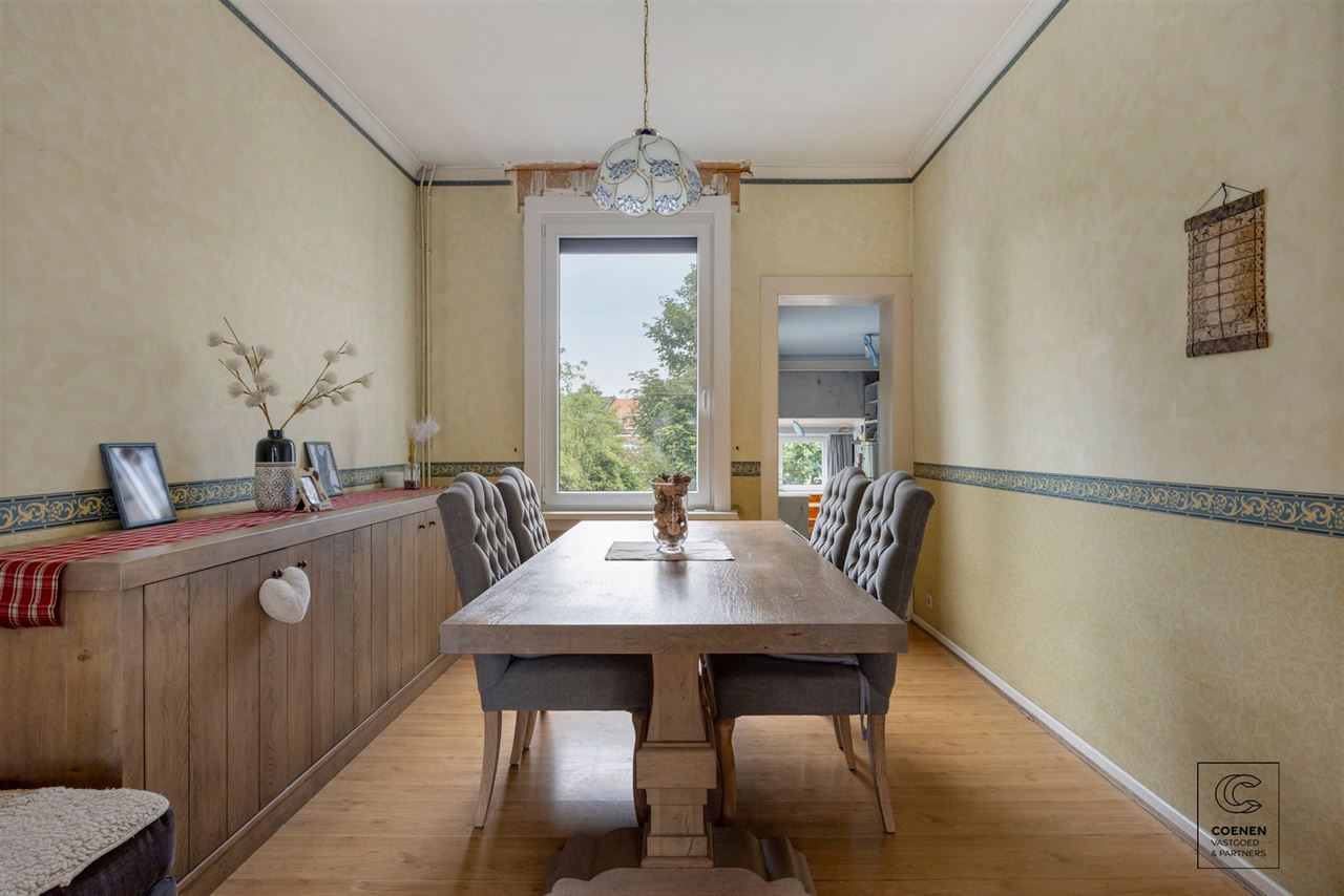 Te renoveren rijwoning van 187 m², twee slpk en ruime tuin!