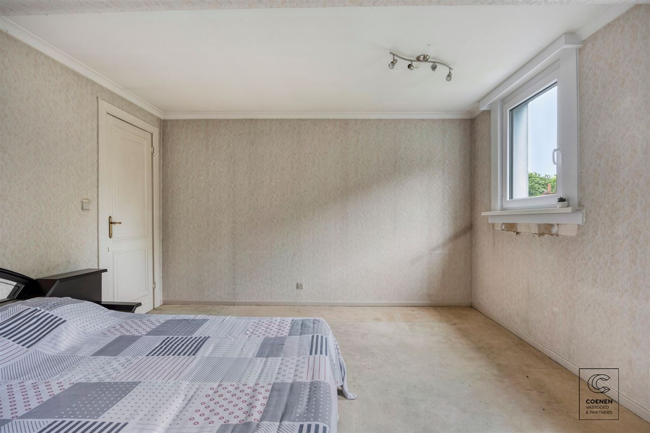 Te renoveren rijwoning van 187 m², twee slpk en ruime tuin!