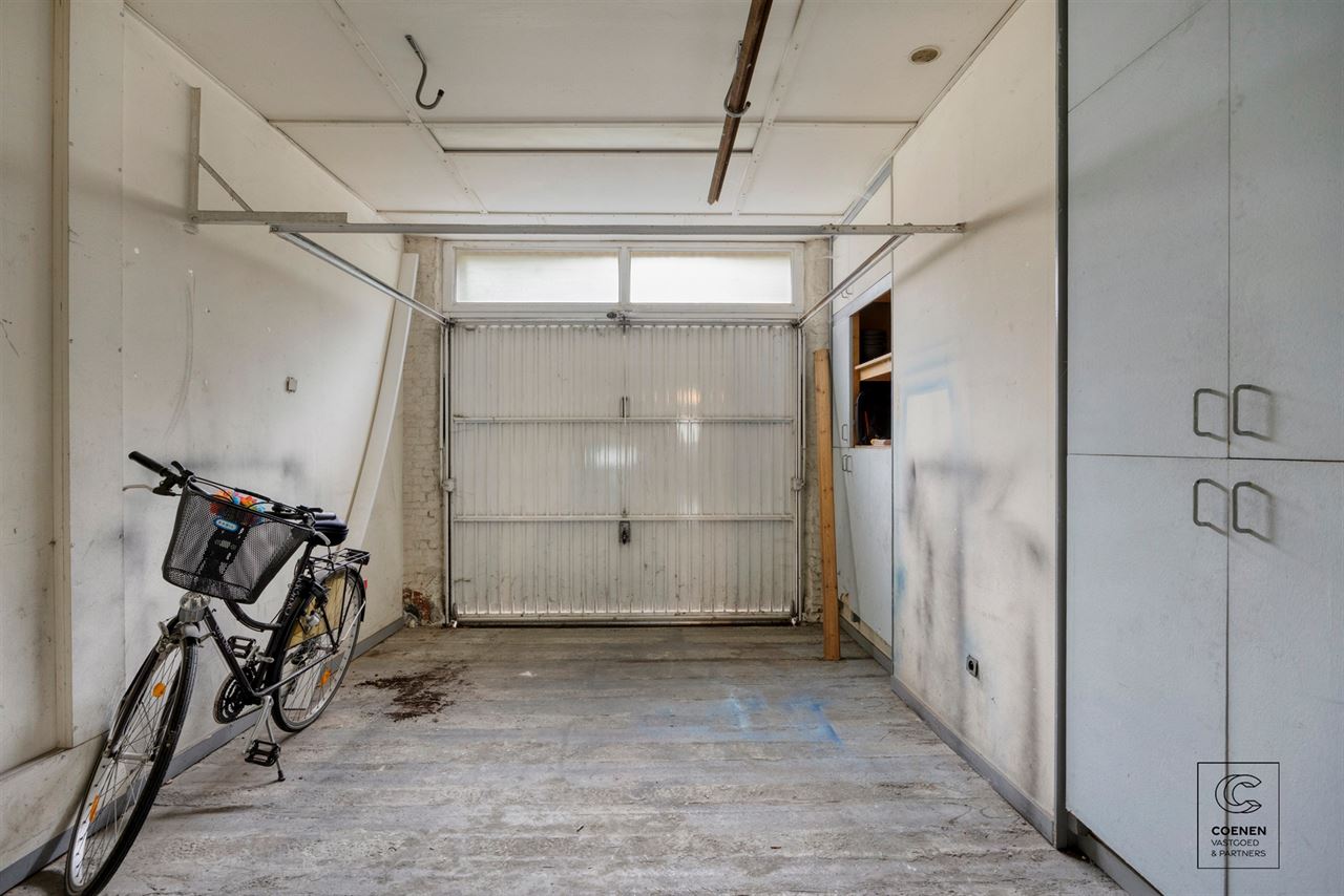 Te renoveren rijwoning van 187 m², twee slpk en ruime tuin!