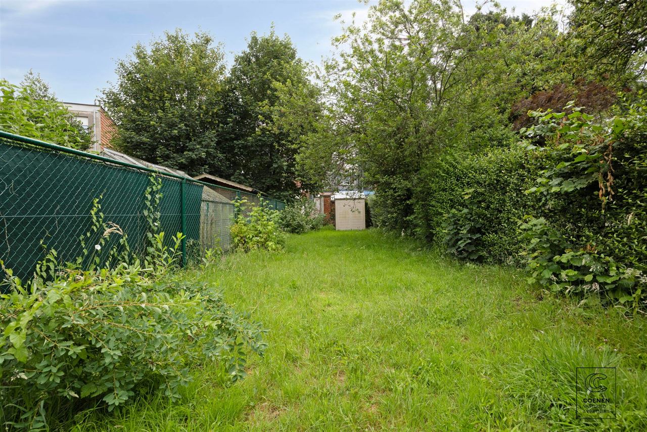 Te renoveren rijwoning van 187 m², twee slpk en ruime tuin!