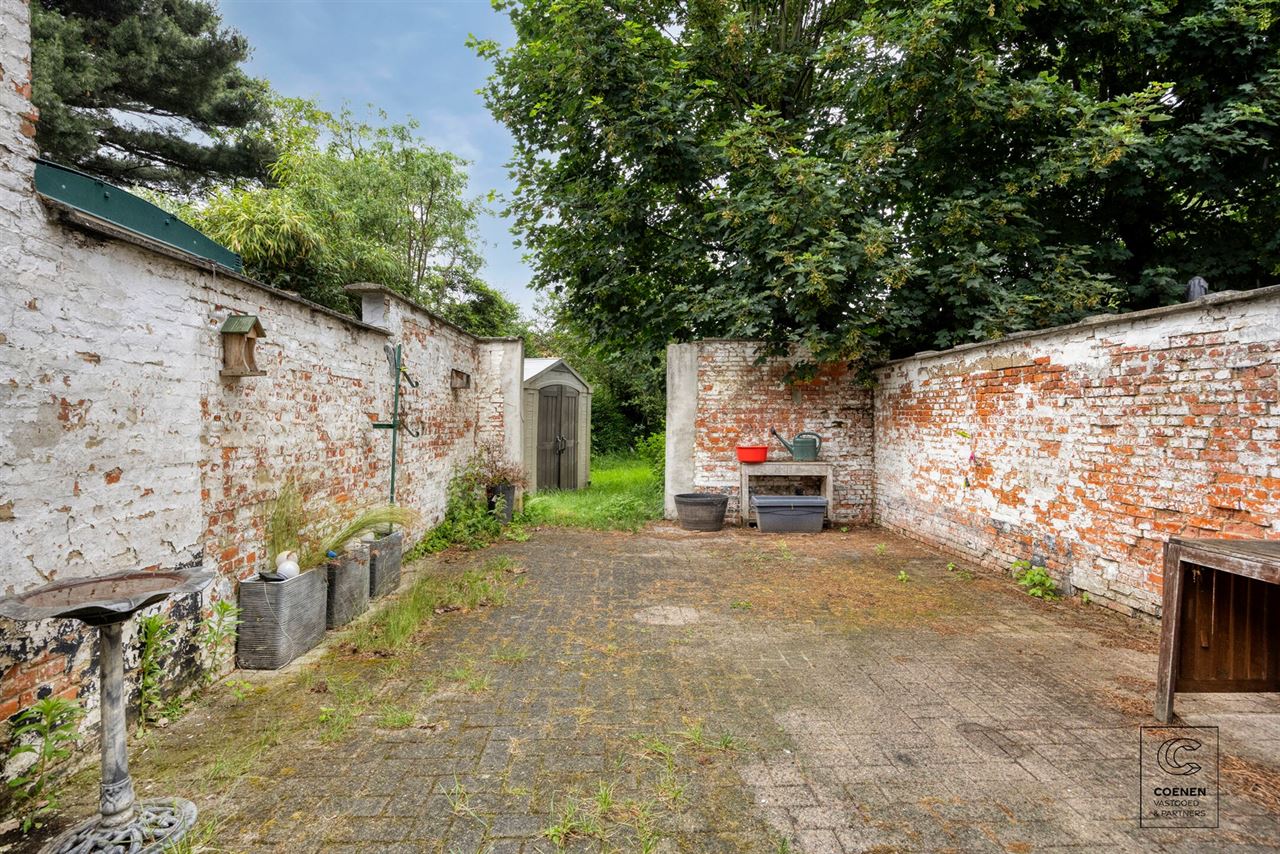 Te renoveren rijwoning van 187 m², twee slpk en ruime tuin!