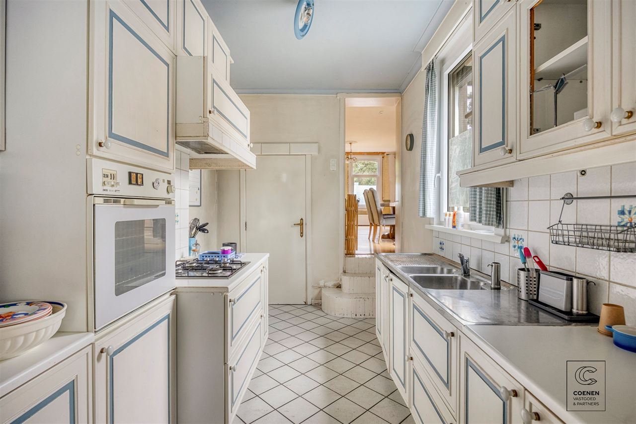 Te renoveren rijwoning van 187 m², twee slpk en ruime tuin!