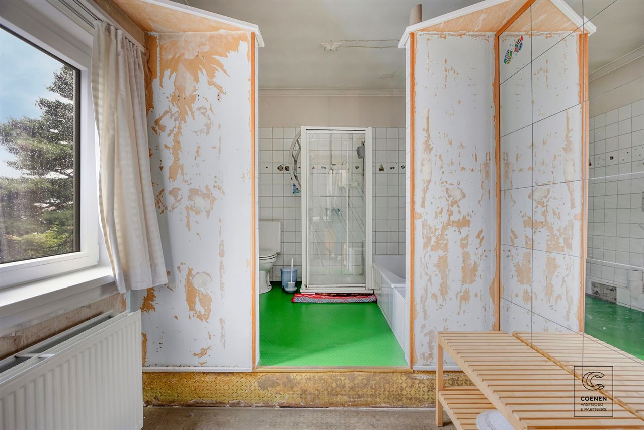 Te renoveren rijwoning van 187 m², twee slpk en ruime tuin!