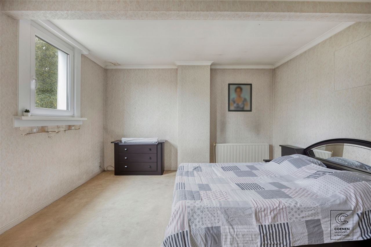 Te renoveren rijwoning van 187 m², twee slpk en ruime tuin!