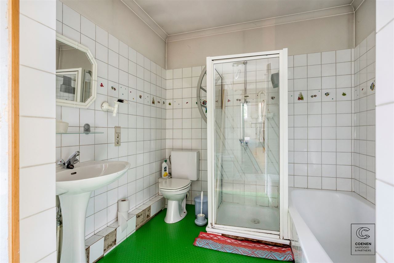 Te renoveren rijwoning van 187 m², twee slpk en ruime tuin!