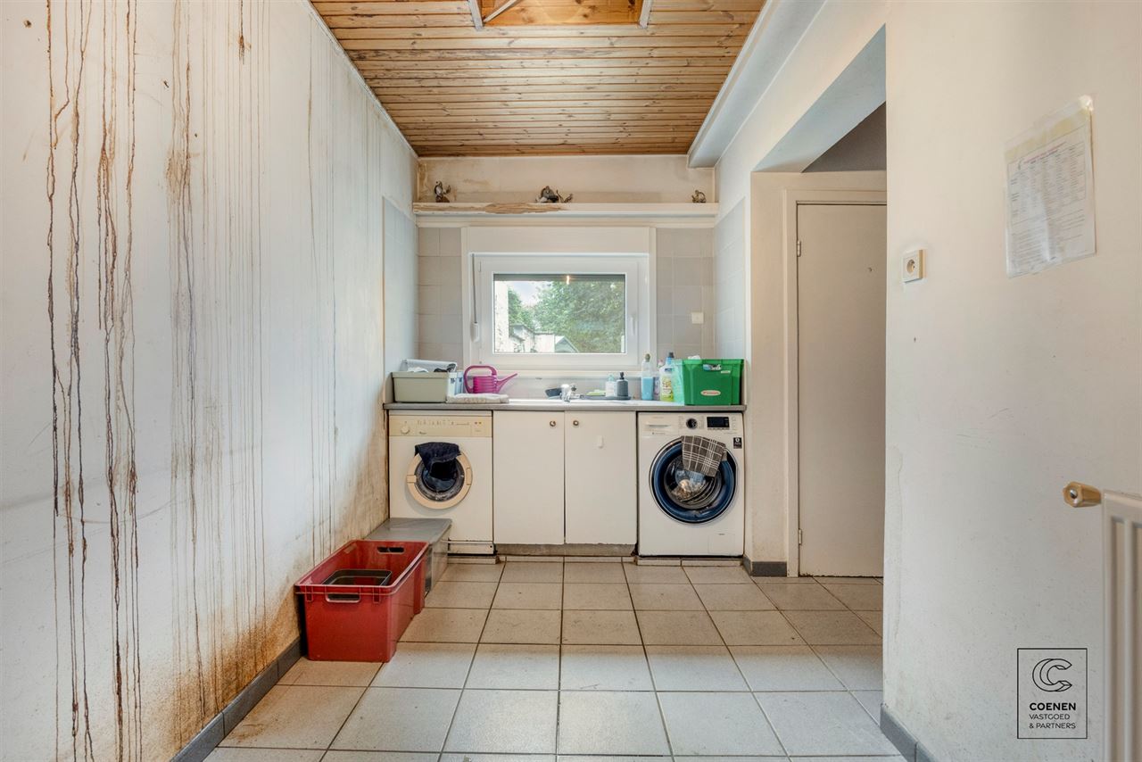 Te renoveren rijwoning van 187 m², twee slpk en ruime tuin!