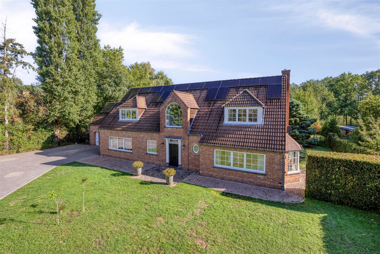 Prachtig gerenoveerde villa met 4 à 5 slpks en zwembad te Schilde
