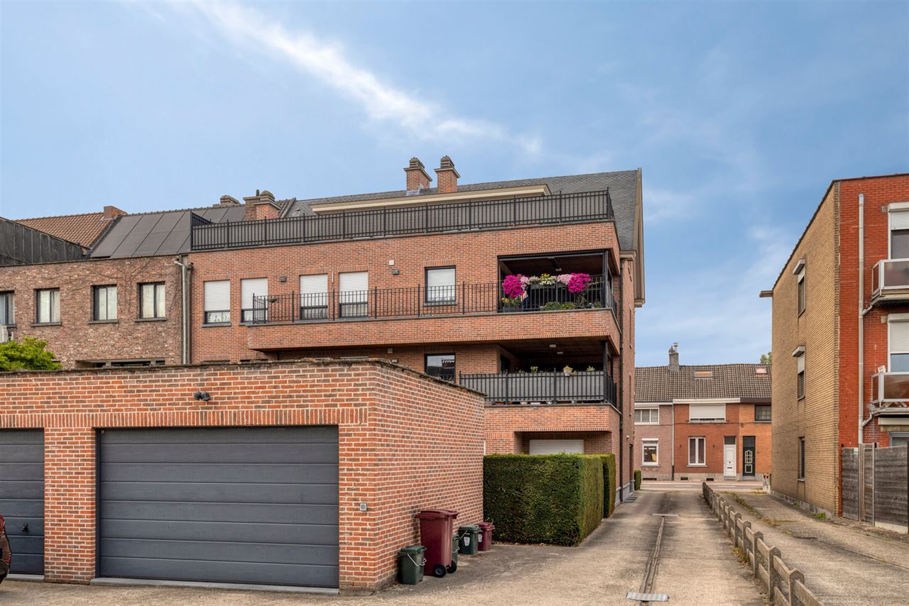 Instapklaar appartement met 2 slpk's, terras, garage en berging!
