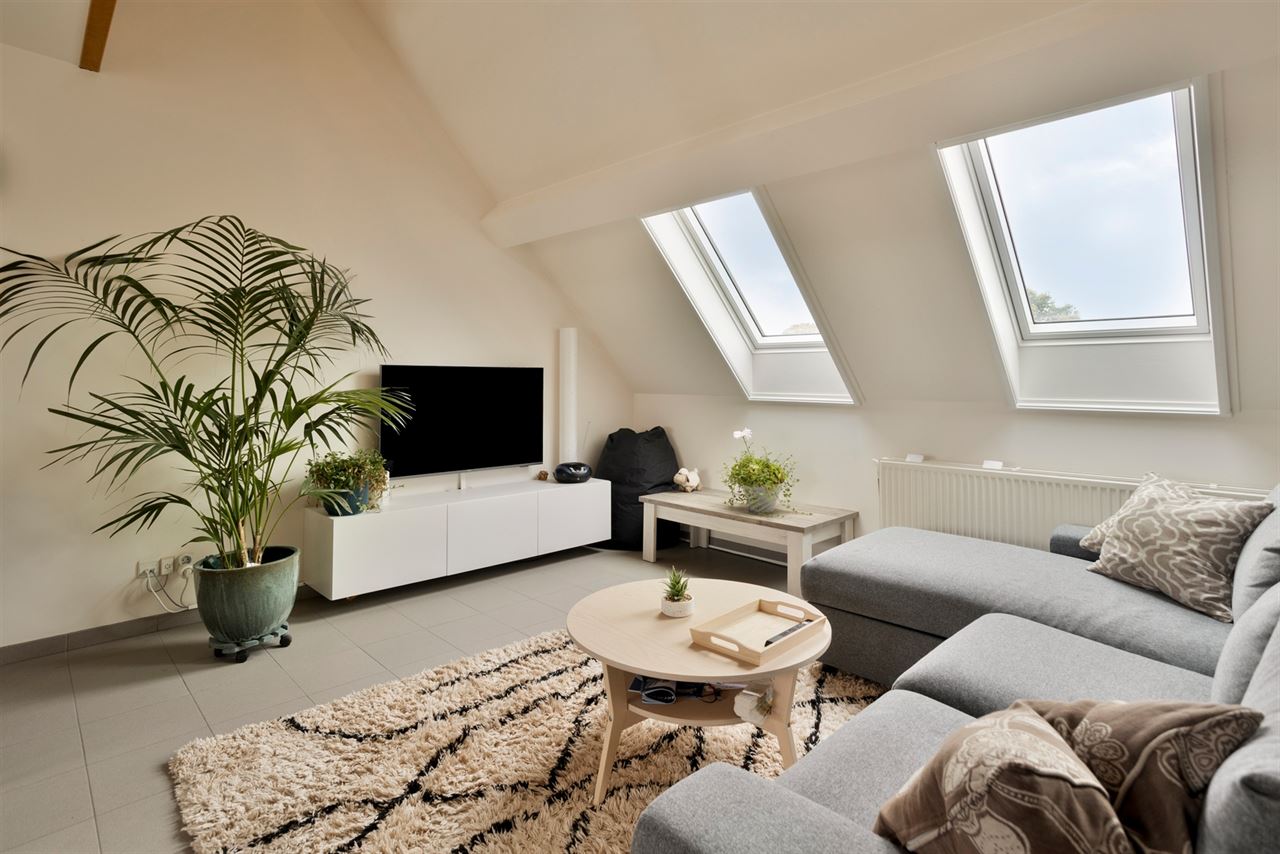 Dakappartement met schitterend terras en autostaanplaats