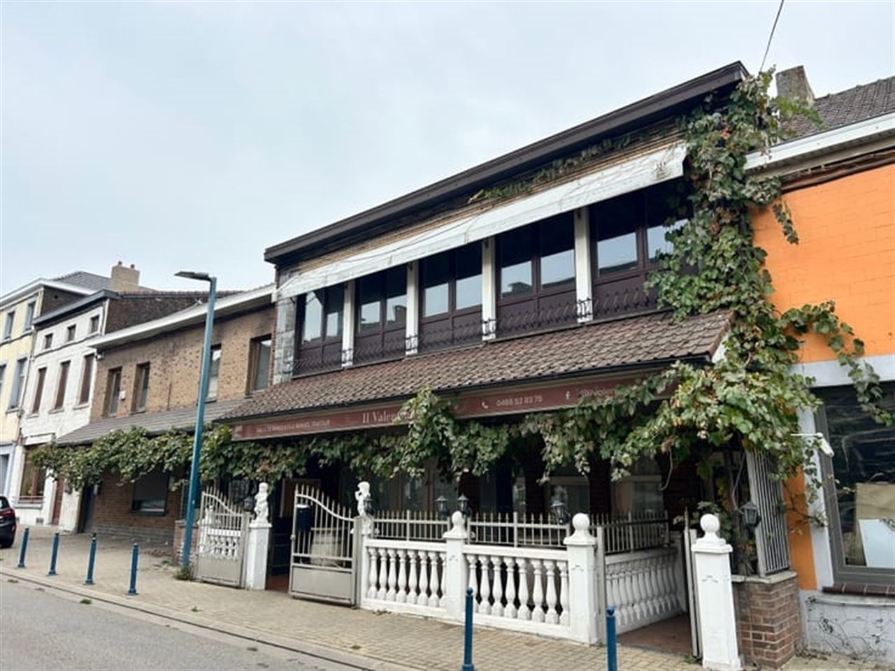 A saisir ! Rez-de-chaussée de 546 m² + un appartement !