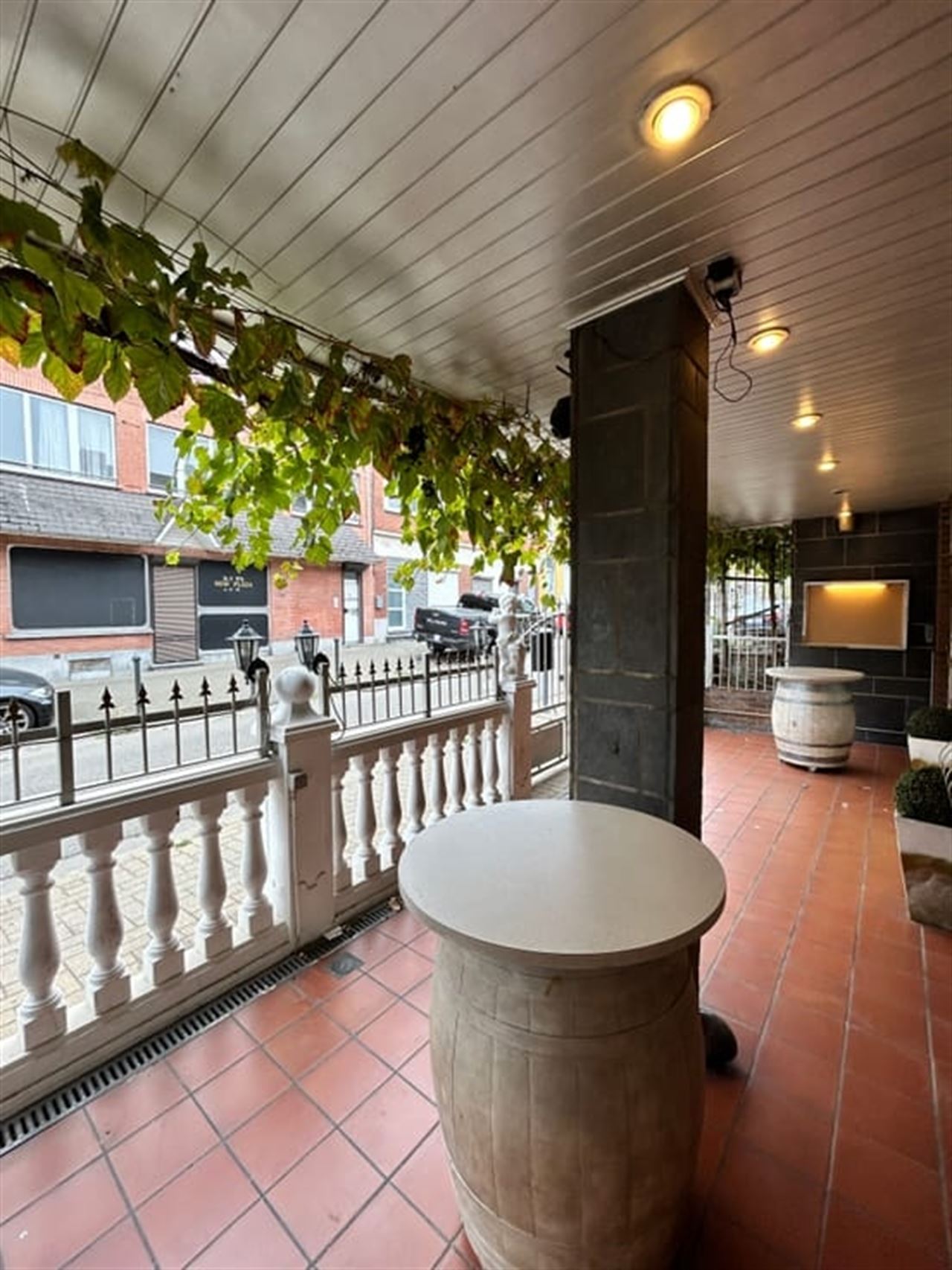 A saisir ! Rez-de-chaussée de 546 m² + un appartement !